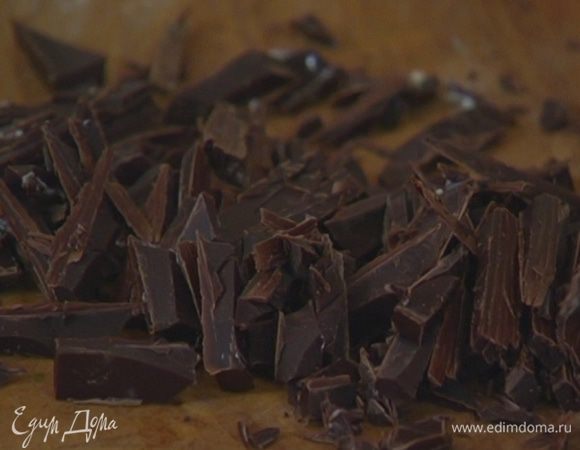 Шоколад мелко порубить ножом, добавить в тесто и еще раз вымешать.