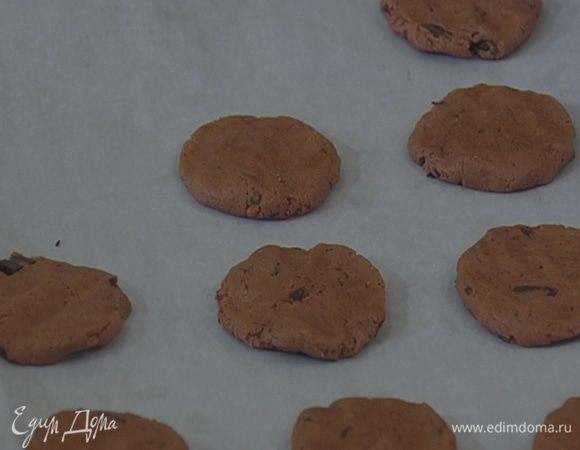 Сформировать из теста небольшие плоские лепешки, выложить на противень на расстоянии 2 см друг от друга.