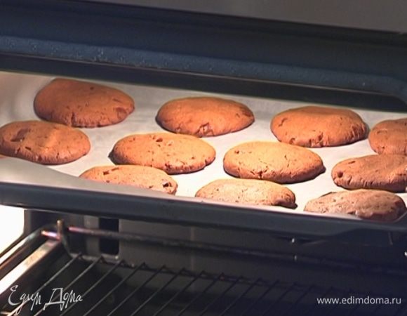 Выпекать печенье в разогретой духовке 10 минут, затем полностью остудить.