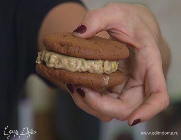 Из готового мороженого кондитерским кольцом вырезать кружок, выложить на одно печенье и накрыть вторым, чтобы получились сэндвичи.