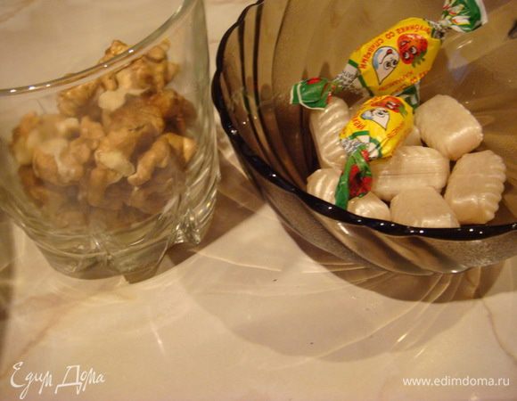 Опара: 100 мл. теплого молока+дрожжи+сахар 4 ст.л.+4-5 ст.л. муки перемешать ,накрыть, через 15 минут поднимется и будет готова.
В большую чашу:молоко 150 мл.+сахар что осталось+какао без горки 1 ч.л.+яйцо+масло подсолнечное все перемешиваем+опара и водим постепенно муку,написала примерное кол-во,тесто должно получится мягким.
В теплое место на 3 часа,через 1 час чашу встряхнуть,тесто должно подняться 2 раза.
Начинка:орехи немного измельчить,конфеты очистить от фантиков))