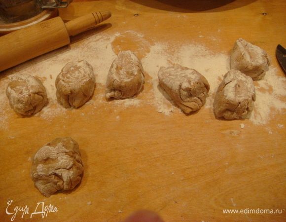 Тесто разделить на 8 частей.