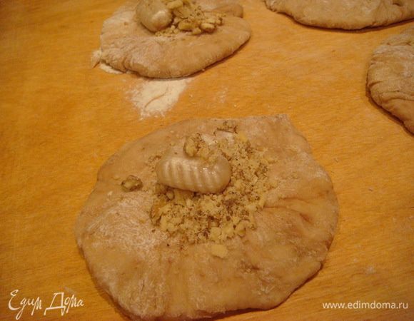 Раскатать,середину оставляем потолще,в центр 1 ст.л. орех и конфетку,защипнуть ,перевернуть и придать форму овала.