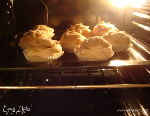 На расстойку в предварительно теплую духовку(погреть примерно до 40 градусов,потом выключить) ,оставить на 30 минут
Вот такие пышные после расстойки.
Выпекать при 170-180 гр.15 минут,смазать верх булочек сл.маслом.