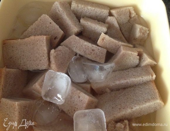 В ингредиентах написала хлеб ржаной (в идеале), а использовала украинский (четверть буханки). Хлеба в пере крученом виде, должно быть 50% фарша. Очистить от корочки, порезать кусочками, залить холодной водой, добавить кубики льда. Дать постоять. 