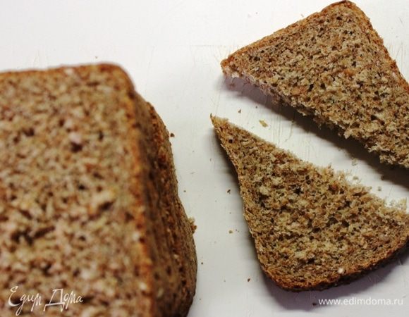 Берем какой-нибудь полезный хлебушек (у меня цельнозерновой с отрубями) и нарезаем тонкими ломтиками. А еще лучше взять уже нарезанный. Разрезаем ломтики пополам и отправляем в разогретую до 200 градусов духовку минут на 10 подсушиться.
У меня хлеб был маленьким кирпичиком, я для закуски взяла 7 ломтиков и творожно-печеночная масса осталась. Поэтому  если брать стандартных размеров буханку хлеба, то массы хватит ломтей на 10. 