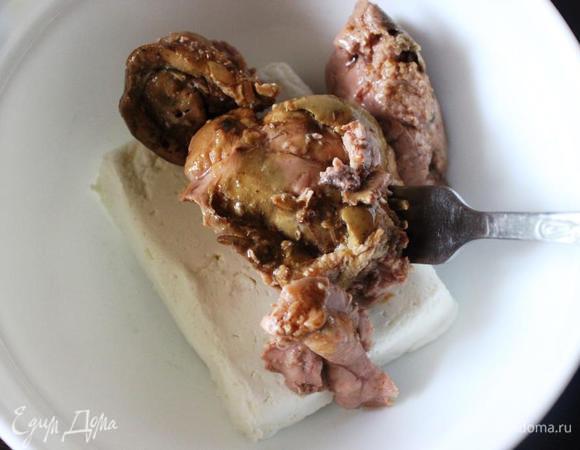 Пока подсушивается хлеб открываем баночку печени трески (вес нетто 230 г), сливаем лишнее масло..... 