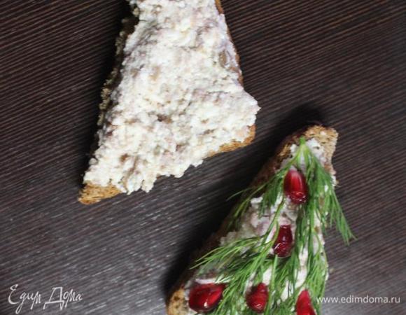 Подсушенный хлеб щедро натираем очищенными и разрезанными пополам зубчиками чеснока, выкладываем творожную массу и украшаем по желанию, настроению и событию)))