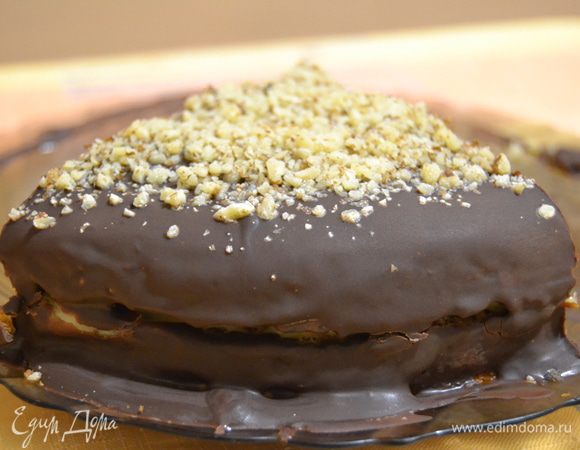 Готовлю заварной крем. Молоко размешиваю с сахаром и ванильным сахаром, ставлю на средний огонь, чтобы сахар растворился.
Желтки перемешиваю с сахарной пудрой. Когда молоко закипает, чуть-чуть жду, а потом заливаю его в желтки и энергично мешаю. Масса чуть загустевает.
Затем эту массу ставлю на средний огонь и мешаю, когда загустет снимаю с огня. Остужаю крем.