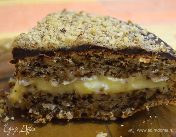 Готовый корж остужаю. Разрезаю на 2 половинки. Намазываю кремом. Сверху заливаю шоколадной глазурью. Глазурь готовлю из шоколала и сливочного масла, растапливаю их на водяной бане.