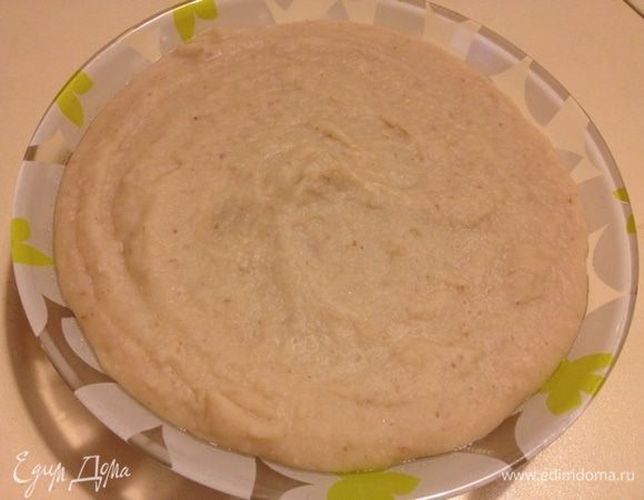 Когда фасоль сварилась, взбить блендером до однородного состояния. Вылить в блюдо. 