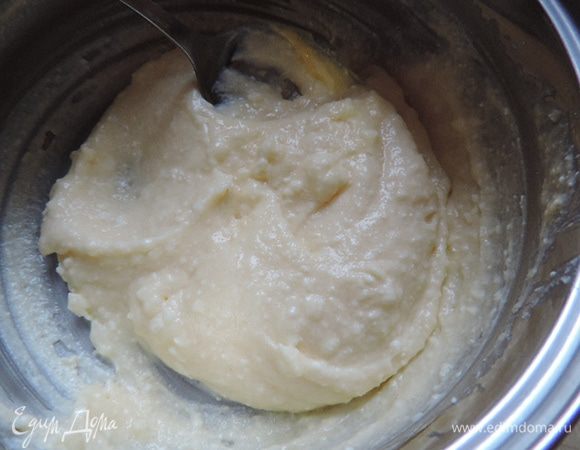 Размягченный маргарин комнатной температуре (при необходимости и желании заменяем сливочным маслом), творог, сахар, ванильный сахар и яйцо взбиваем погружным блендером до однородности.