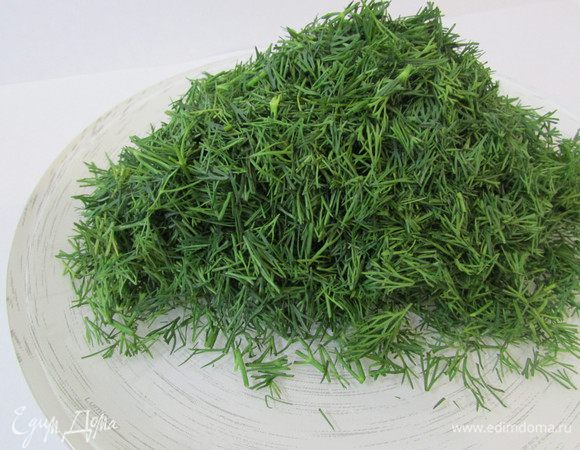 Приготовить соус песто. Зелень укропа помыть и хорошо обсушить. Мелко нарезать.
