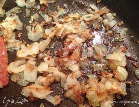 Луковицу порезать, поджарить на растительным масле до золотистого цвета.