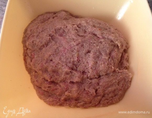 Мясо, чеснок, лук поджаренный и хлеб (хорошо отжав), перекрутить через мясорубку. Добавить соль, перец по вкусу, яйцо. Хорошо перемешать и отбить. Дать фаршу постоять минут 15.