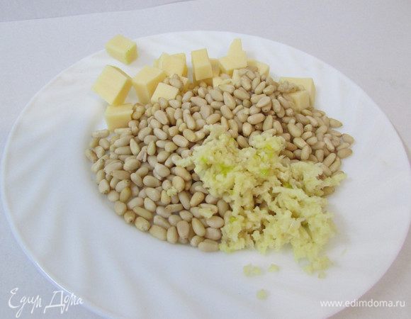 Сыр нарезать небольшими кубиками, чеснок выдавить через пресс.