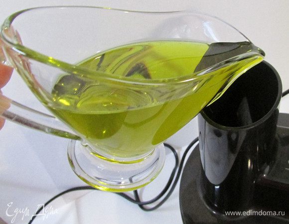 Приправить солью. Взбивать соус в пульсирующем режиме, вливая тонкой струйкой оливковое масло.