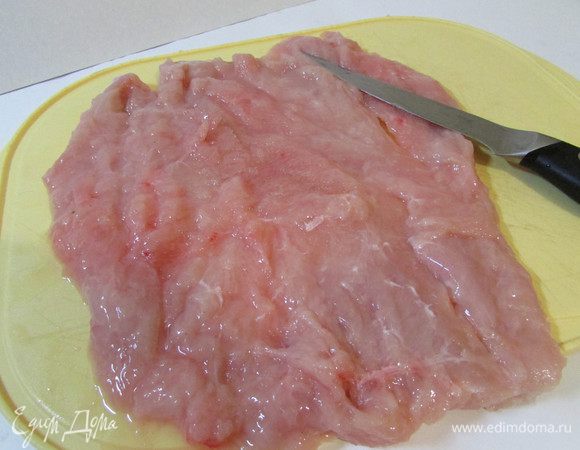 Филе индейки помыть, хорошо обсушить бумажным полотенцем. Затем выложить филе на доску и разрезать вдоль по горизонтали, не прорезая до конца, и развернуть, чтобы получилась ровная пластина.