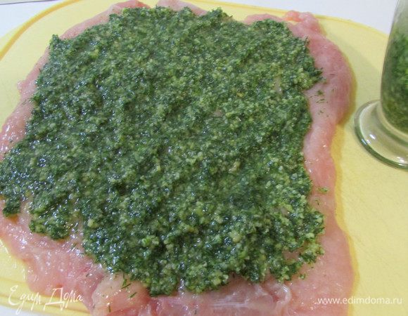На подготовленное филе выложить третью часть соуса песто, разровнять ровным слоем.