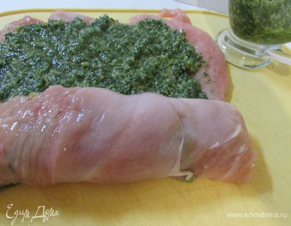 Аккуратно завернуть филе рулетом.