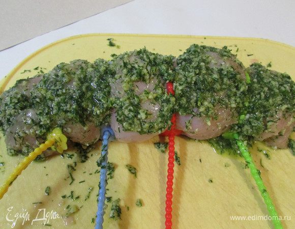 Перевязать рулет пищевым шпагатом (у меня силиконовые жгутики). Сверху рулет смазать оставшимся соусом.