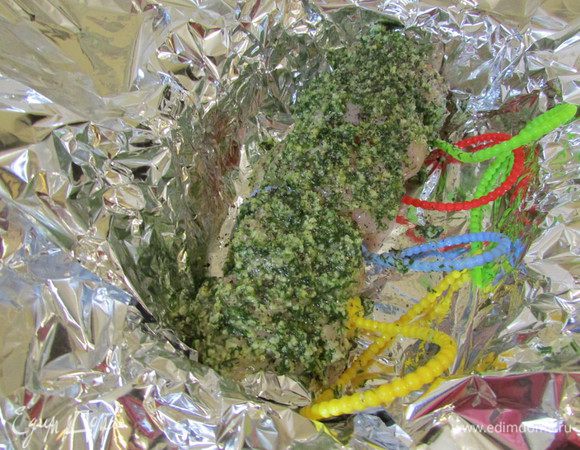 Жаропрочную посуду выстелить фольгой и поместить в неё рулет. 