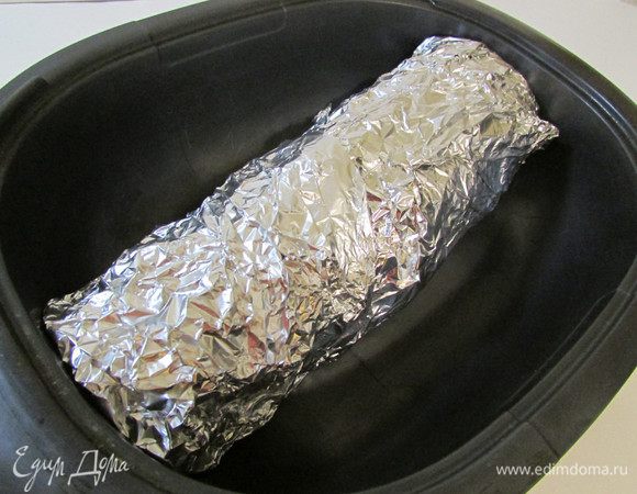 Рулет плотно завернуть в фольгу. Отправить в разогретую (230 градусов) духовку на 15 минут, затем температуру убавить до 190 градусов и запекать рулет 45 минут.