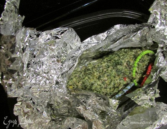 Затем открыть фольгу и запекать рулет еще 15 минут. Выключить духовку, приоткрыть дверцу и оставить мясо на 15 минут.