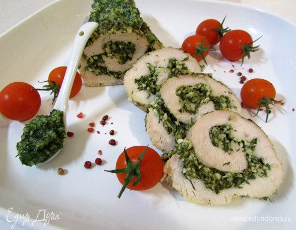 Дать слегка остыть, нарезать тонкими пластинами и подавать на стол теплым.
Приятного аппетита!