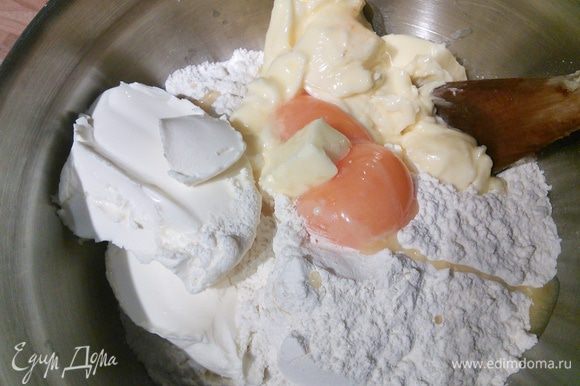 Все ингредиенты для теста смешаем, от яйца употребляем только желток, масло комнатной температуры. Тесто завернём в плёнку и положим в холодильник на 30 мин.