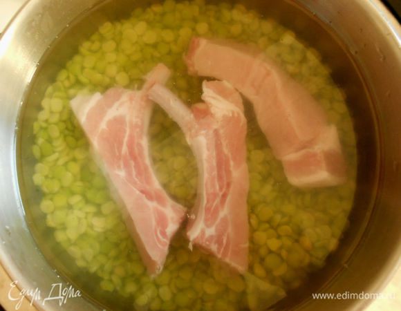 Залить 1,5 л воды и поставить на огонь.