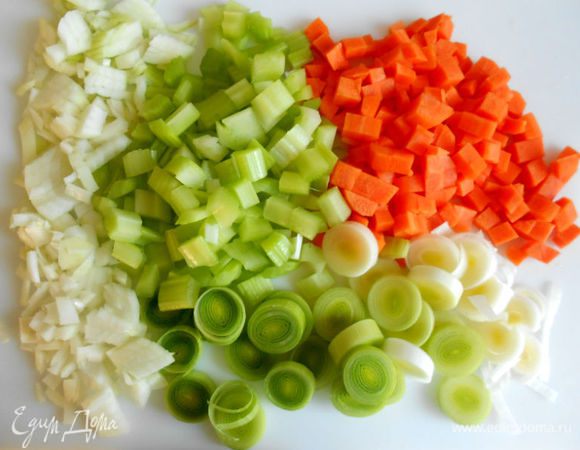 И нарезать кубиками, кружочками. Вынуть из бульона свинину и бекон, нарезать тонко, отложить в сторону. В кастрюлю добавить овощи и варить 30 минут.