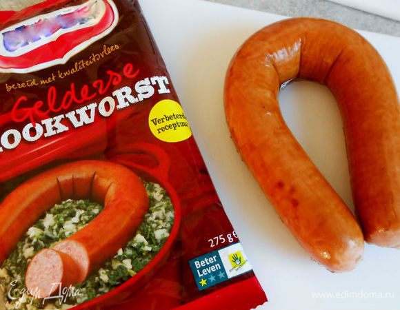 За 15 мин до окончания варки в суп положить колбасу целиком.