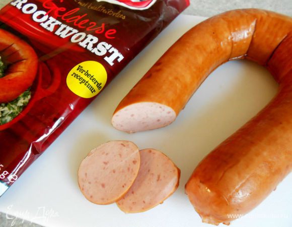 Здесь я хочу показать её на разрезе, чтобы было понятно, какую надо покупать. Ничего особенного, колбаса, как колбаса, слегка подкопчённая, без оболочки, но в упаковке.