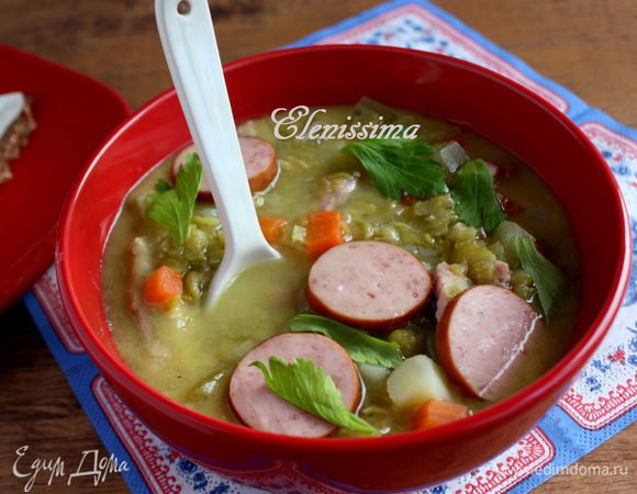 Когда овощи станут мягкими, вынуть колбасу и тонко нарезать кружочками. Суп можно взбить блендером или оставить как есть (на этом фото). Положить в суп мясо, бекон, колбасу, оставив несколько её кусочков для сервировки. Подавать, украсив отложенной колбасой и листочками сельдерея.