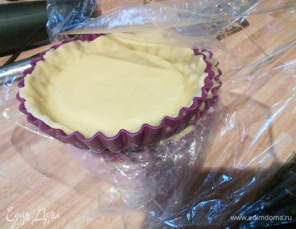 От теста отщипнём  кусочек, раскатаем  и выложим  им формочку тарталетки. 