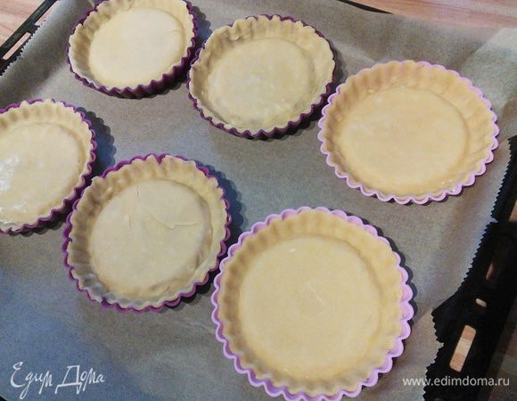 Выпекаем  в разогретой до 200°духовке около 15 мин. Вынем, дадим им  10 мин.  охладиться. 