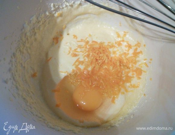 Тем временем займемся кремом. Мягкое масло взобьём миксером с сахаром добела, вобьём по одному яйца, добавим цедру и сок 1 апельсина и ложку крахмала, взобьём крем без комочков... 