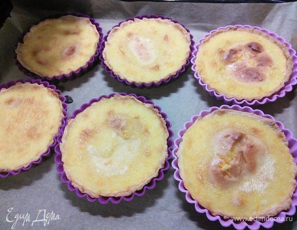 Заполним им наши тарталетки кремом и поставим запекаться ещё на 10-15 мин. 
