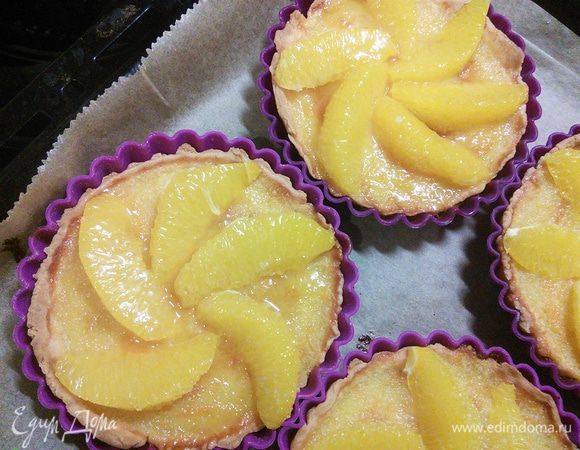 Любой мармелад желтого цвета ( система выдает только персиковый, у меня абрикосовый, в идеале апельсиновый))) разогреваем, чтобы он стал жидким, добавляем ложку ликёра ( у меня шампанское)) и смазываем горячие тарталетки этой смесью, так они начинают блестеть и еще интенсивнее благоухать. 