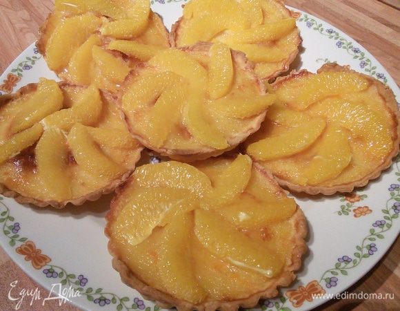 Тарталетки охладим, аккуратно извлечём из формочек, посыпаем слегка сахарной пудрой. Приятного аппетита! 