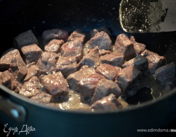 Говядину посолить и поперчить. Обжарить говядину на горячей сковороде с растительным маслом до коричневого цвета.