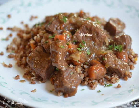 Можно добавить за 15 мин. до окончания разбавленнный крахмал с водой ,в пропорциях 2 стол.л холодной воды на 1 ст.л крахмала. Перемешать. Подаем к столу с готовым гарниром, например как рис или паста, картофельное пюре. Посыпать листочками тимьяна.
