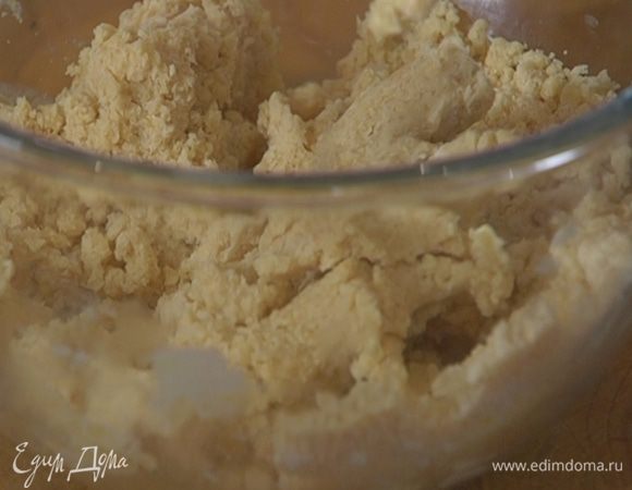 Предварительно размягченное сливочное масло соединить с 200 г муки, сахаром, ванильным экстрактом и солью, вымешать тесто.