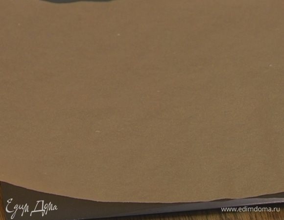 Противень выстелить бумагой для выпечки.