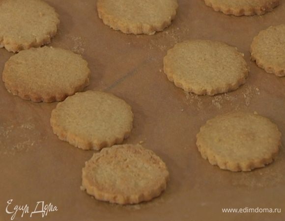 Готовое печенье остудить и снять с противня.