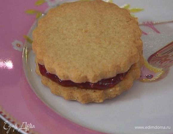 Половину печенья смазать вареньем и накрыть вторым печеньем такой же формы. 