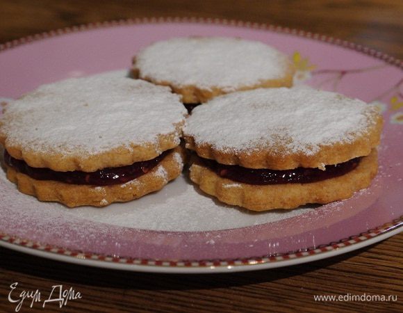 Присыпать печенюшки сахарной пудрой.