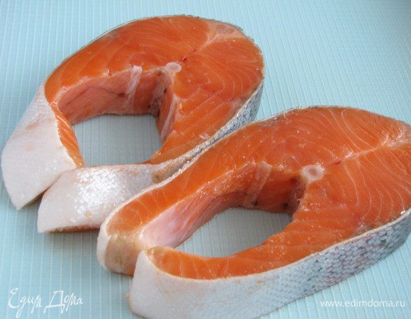Стейки форели ополоснуть, обсушить бумажным полотенцем.