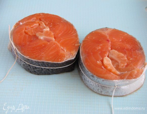 Удалить хребет и  все кости. Срезать под углом  толстые края в области брюшка, как бы сводя их на нет, и подвернуть  края во  внутрь. Закрепить кулинарной нитью. Здесь я использовала идею Марины (Маришель).)))